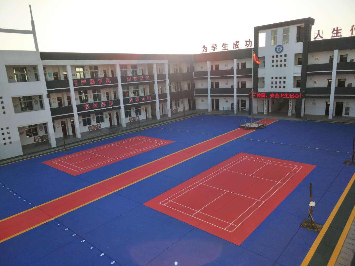 热烈庆祝hjc黄金城塑胶成功为辉县市第二民族学校换新貌！