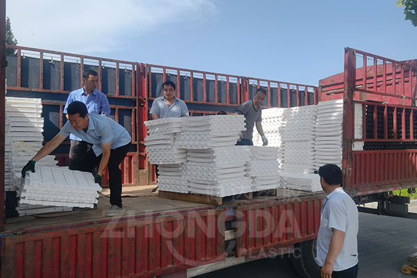 【发货】hjc黄金城塑胶漏缝板发货现场