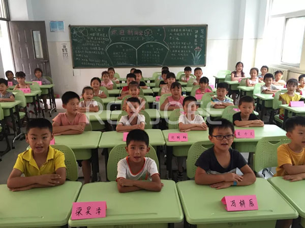 选购课桌椅时桌面很重要